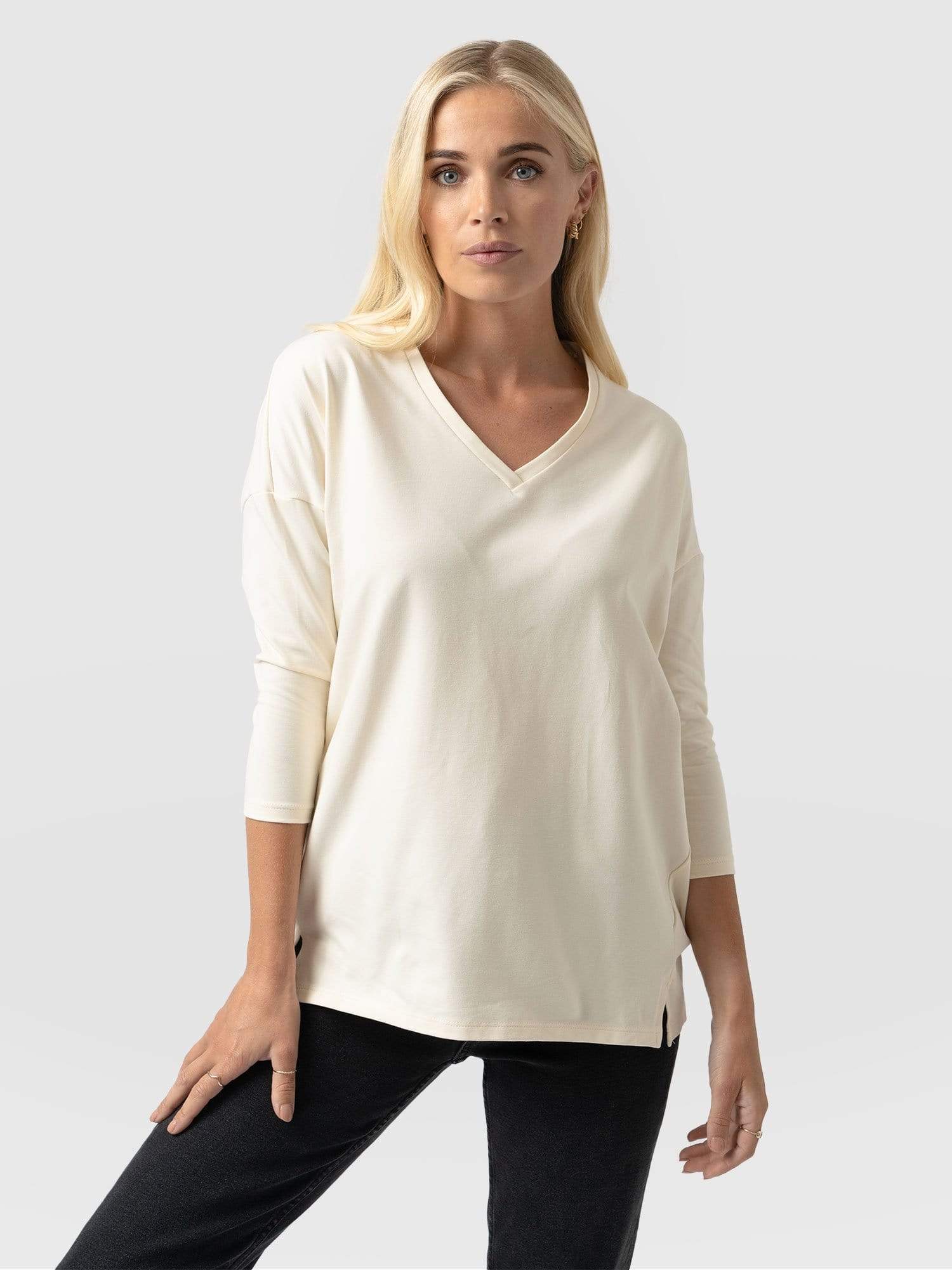 V-Neck Tee Cream - Women's T-Shirts | Saint + Sofia® EU